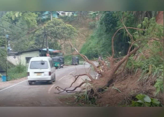 ප්‍රදේශ කිහිපයක පස් කඳු කඩා වැටීමෙන් ගමනාගමනයට බාධා