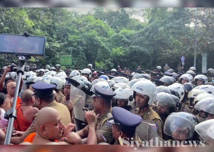 පොල්දූව මංසන්ධියේ පොලීසිය හා භික්ෂූන් වහන්සේලා අතර උණුසුම් තත්වයක්