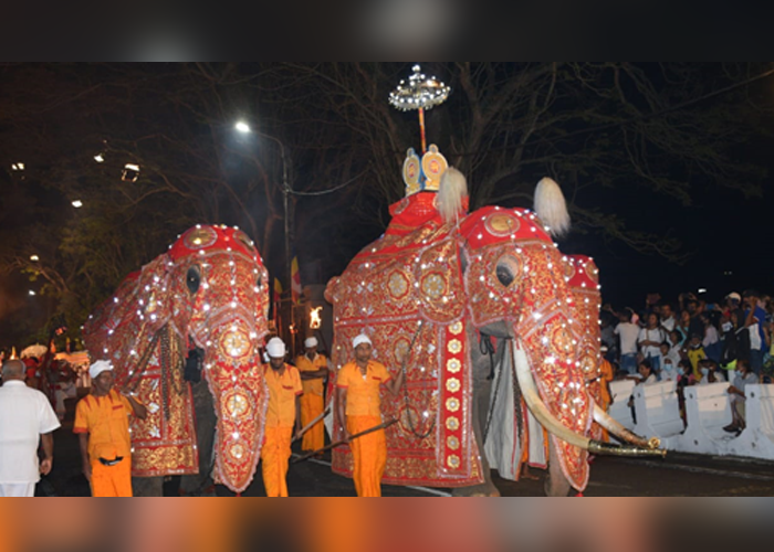 වසර 34කට පසු ජනරජ පෙරහර වීථි සංචාරය කෙරේ