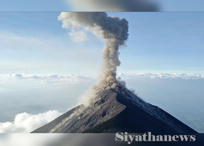 ඉන්දුනීසියාවේ මෙරාපි ගිනි කන්ද පුපුරා යයි