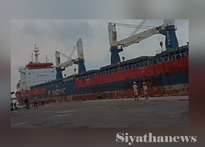 මඩ පොහොර නෞකාවක් දිවයිනට