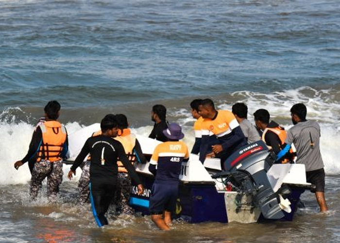 ජලයේ සිදුවන ආපදා තත්වයකදී මුදවා ගැනීමේ පුහුණුවක් පානදුරදී