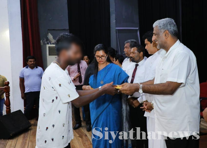 එක්ස්ප්‍රස් පර්ල් අනතුරින් අපහසුතාවයට පත් ධීවරයින් ගැන කතා කරන ඇමති ප්‍රසන්න