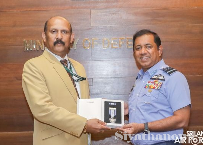 ගුවන් හමුදාපති “නිලධාරි” යන ගෞරව නාමයෙන් පිදුම් ලබයි