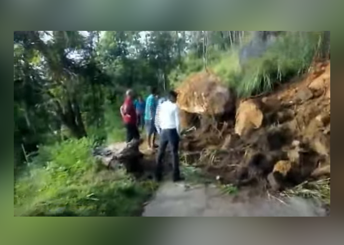 නමුණුකුල පස්සර මාර්ගයට පස් කන්දක් කඩා වැටෙයි