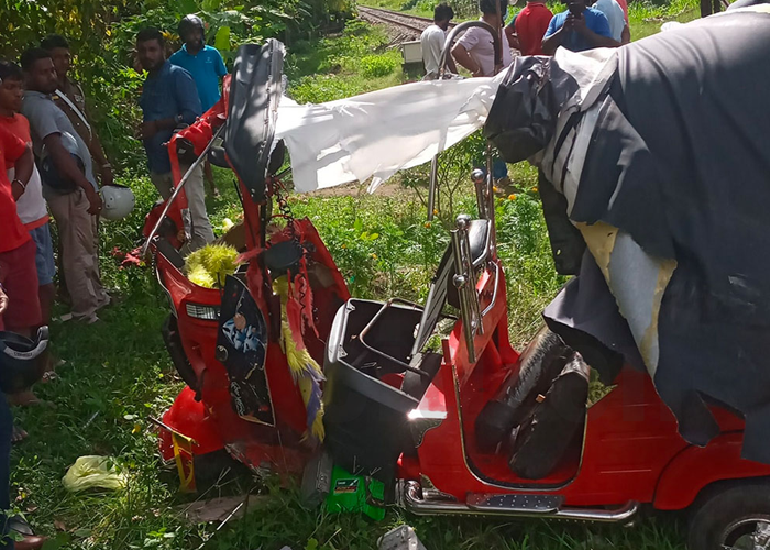 ත්‍රීරෝද රථයක් දුම්රියේ ගැටී තිදෙනෙකු මරුට