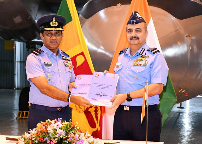 ඉන්දීය ගුවන් හමුදා ප්‍රධානිතුමන් විසින් ඇන්ටොනෝවි 32 ප්‍රවාහන ගුවන් යානා සදහා උපකරණ ප්‍රධානයක් සිදුකරයි