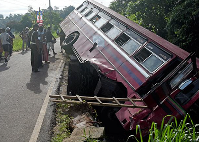 CTB බස් රථයක් අනතුරට ලක්වෙයි