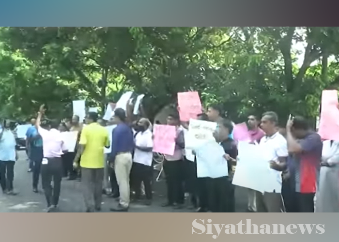 ගුවන් විදුලි සංස්ථාවේ සේවකයින් විරෝධතාවක