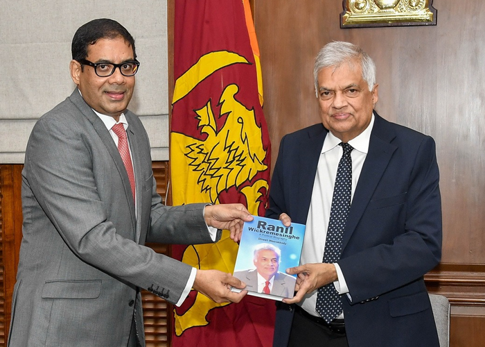 “රනිල් වික්‍රමසිංහ දේශපාලන චරිතාපදානය” කෘතියේ තෙවන මුද්‍රණය ජනපතිට