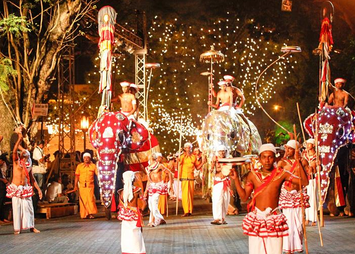 පන්දම් එළියෙන් හෝ දළඳා පෙරහැර පවත්වනවා – සිව්මහා දේවාලවල නිලමේවරු කියයි(VIDEO)
