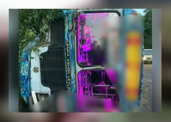 ගලහිටියේදී බස් අනතුරක් – 15කට තුවාල