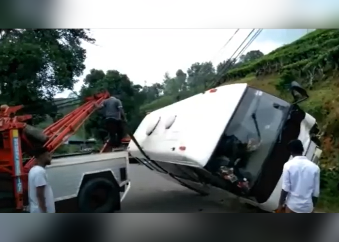 ගම්පොළ තවත් බස්රථ අනතුරකින් 8කට තුවාල