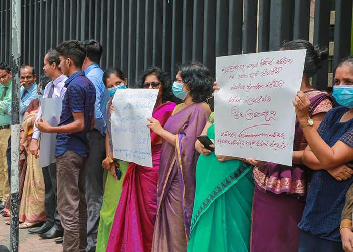 නිලධාරීන්ගේ ආරක්ෂාව වෙනුවෙන් ‘මහ පාරට පැමිණි’ රාජ්‍ය නිලධාරීන්