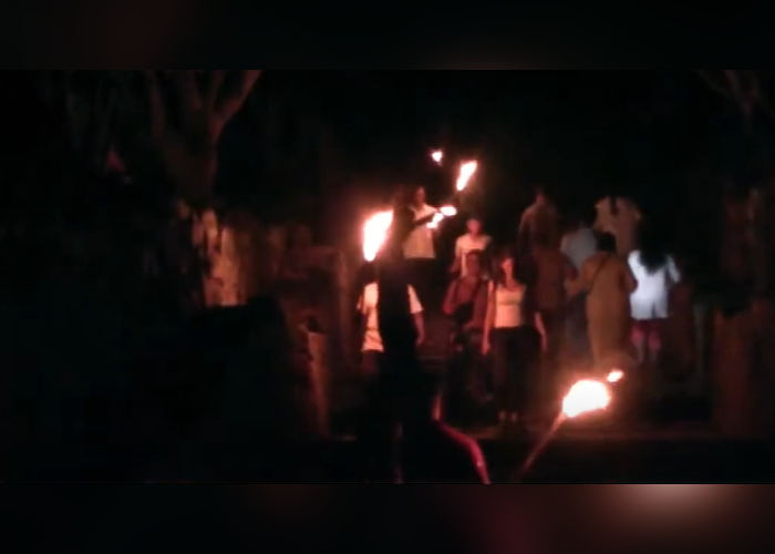 මිහින්තලේ කලුවරේ – සංචාරකයින් පන්දම් රැගෙන මිස්සක පව්වට (VIDEO)
