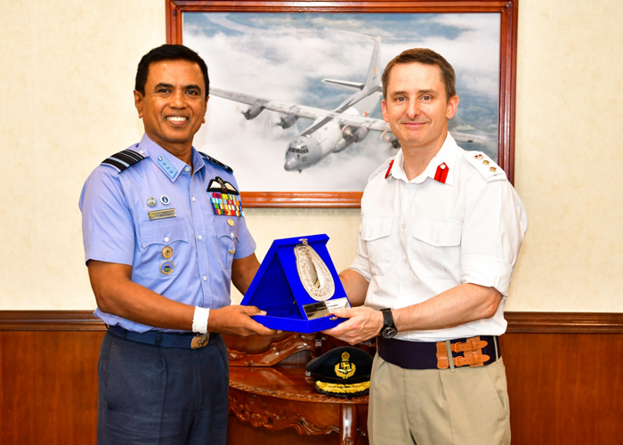 බ්‍රිතාන්‍යය මහකොමසාරිස් කාර්යාලයේ ආරක්ෂක උපදේශක සහ  ගුවන් හමුදාධිපති අතර හමුවක්