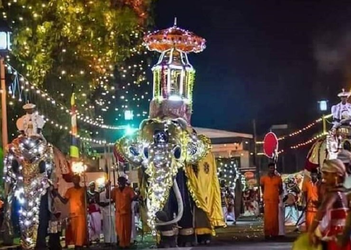 මහ සමන් දේවාලයේ අවසන් රන්දෝලි පෙරහැර සාර්ථකව අවසන් (VIDEO)