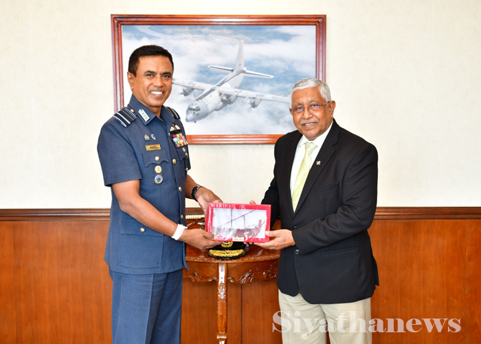 මාලදිවයින් මහකොමසාරිස් සහ ශ්‍රී ලංකා ගුවන් හමුදාධිපති අතර හමුවක්