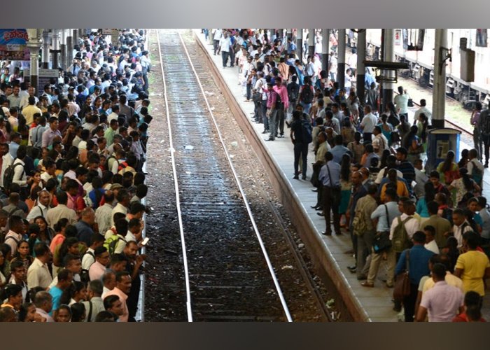 දුම්වැටි ගැටුමින් දුම්රිය වර්ජනයේ – මගීන් මහමග(VIDEO)