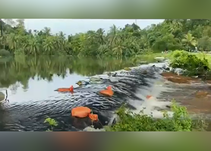නිල්වලා ආරක්ෂක බැම්මටත් උඩින් ජලය