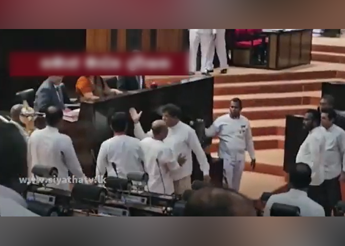 සෙංකෝලයට අත තැබූ මන්ත්‍රී අජිත් මාන්නප්පෙරුමට සති 4ක පාර්ලිමේන්තු තහනමක්(VIDEO)