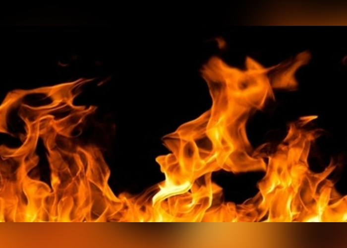 යාපනයේ වෙළඳසැල් තුනක හදිසි ගින්නක්