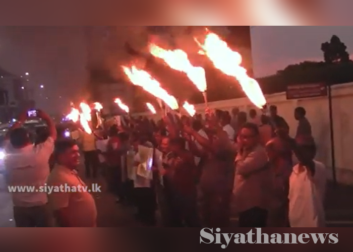 විදුලි බිලට එරෙහිව පන්දම් විරෝධතා අඛණ්ඩව(VIDEO)