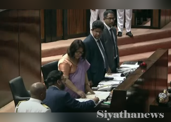 අලි සහීර් මවුලානා මන්ත්‍රී ධූරයේ දිවුරුම් දෙයි(VIDEO)