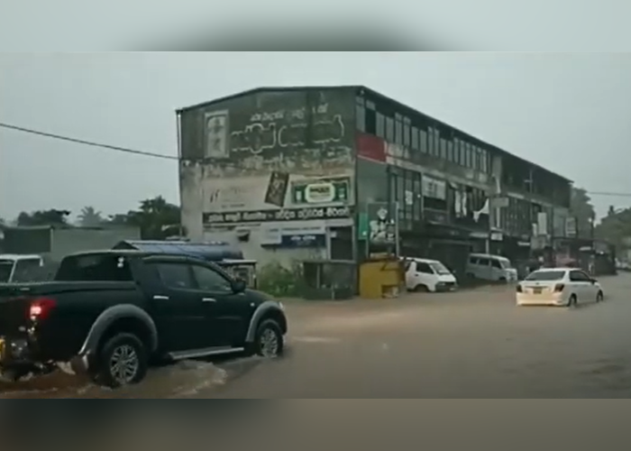 අධික වර්ෂාව හේතුවෙන් ප්‍රදේශ රැසක් ජලයෙන් යටවෙයි(VIDEO)