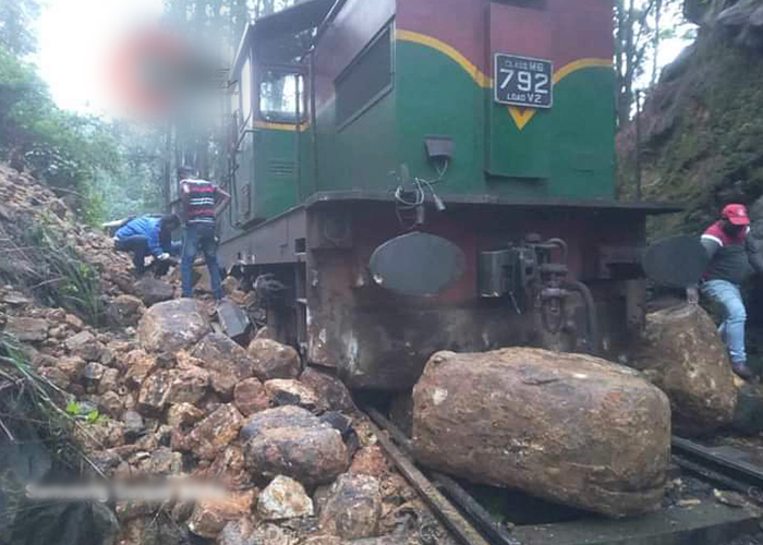 උඩරට දුම්රිය මාර්ගයට ගල් කඩා වැටීමෙන් දුම්රිය ධාවනයට බාධා