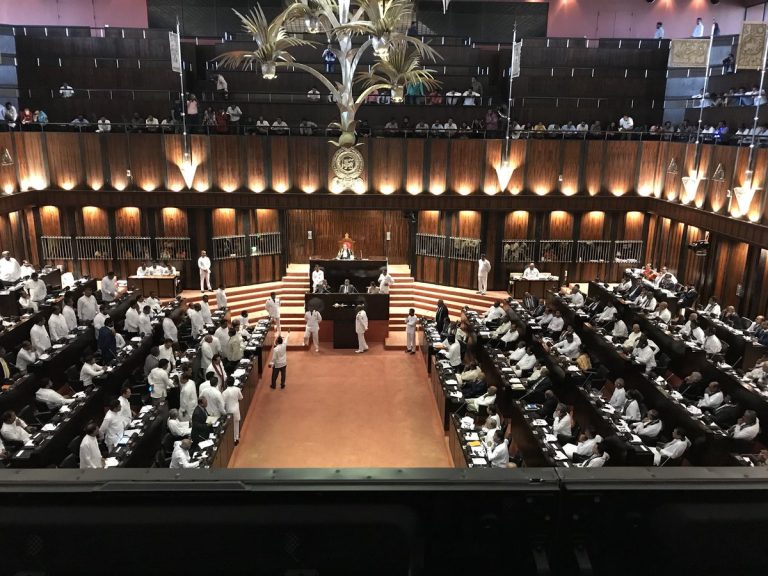 අදත් උණුසුම් වූ පාර්ලිමේන්තුව