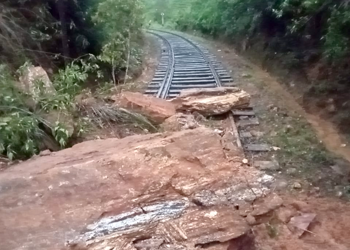 පස් කන්දක් කඩා වැටී උඩරට දුම්රිය ගමනාගමනයට    බාධා