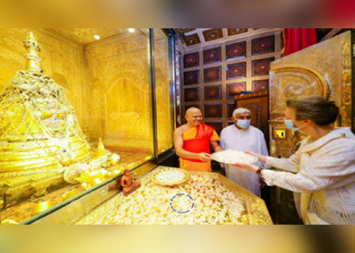 ඈන් කුමරිය දළදා වහන්සේ වැඳ පුදා ගනියි