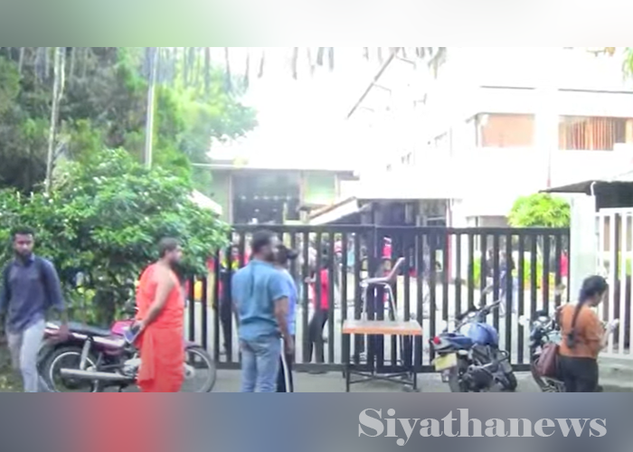 කැලණියේ සිසුන් පරිපාලන ගොඩනැගිල්ල වට කරයි