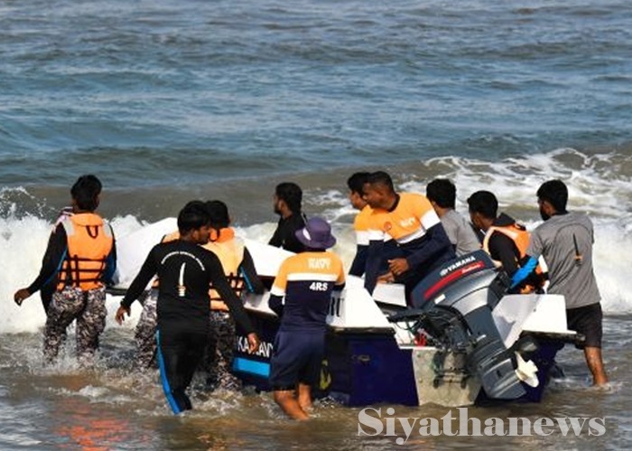 දිය වැලකට හසු වූ පිරිසක් බේරා ගනී