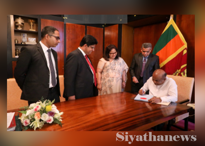 ඔන්ලයින් පනතට කථානායකවරයා අත්සන් තබයි