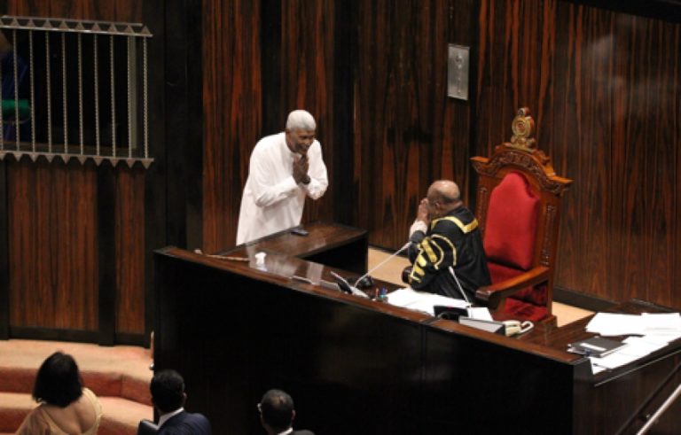 නව මන්ත්‍රීවරයෙක් දිවුරුම් දෙයි