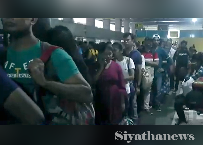 ගම්බිම් බලා යන ජනතාව පෝලිමේ