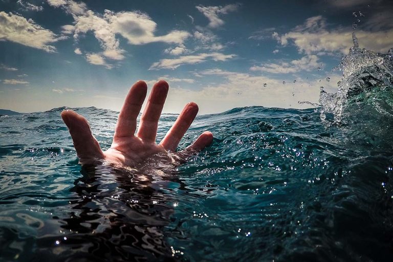 අවුරුදු 19ක තරුණයෙක් දියේ ගිලී අතුරුදන්