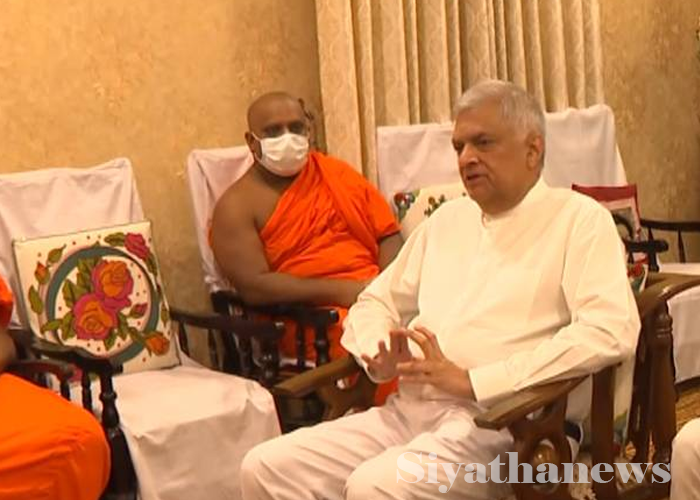 ජනපති මල්වතු අස්ගිරි මහනාහිමිවරු බැහැදකී