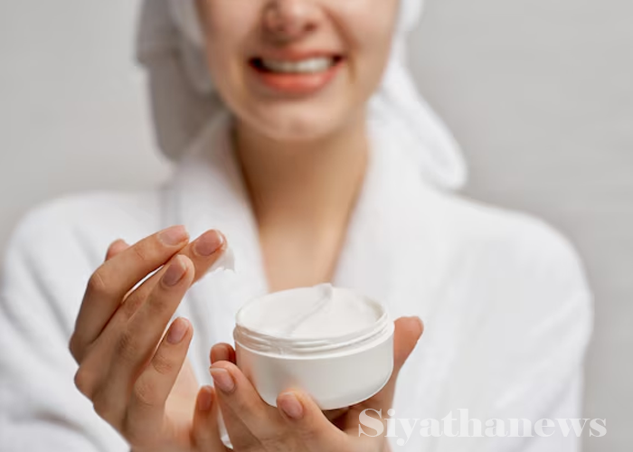 සුදු වෙන්න ක්‍රීම් ගාන්නේ බලාගෙනයි (VIDEO)