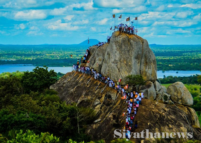 පොසොන් සතිය අදින් ඇරඹෙයි (VIDEO)