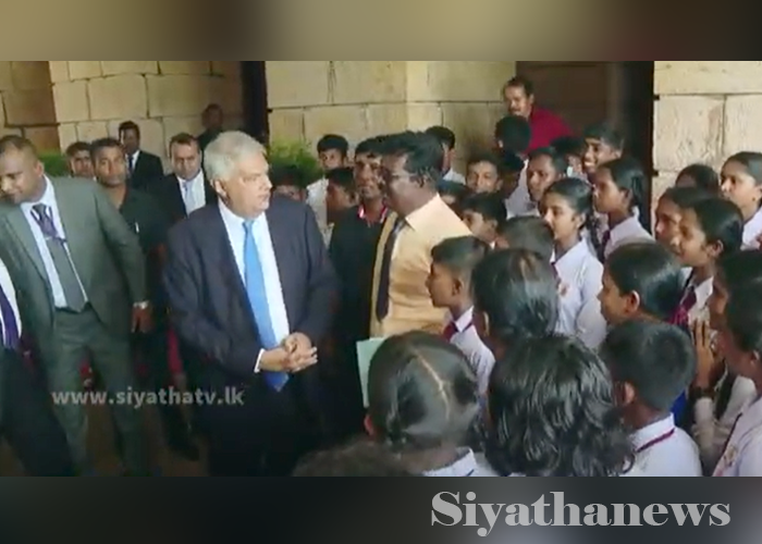 ජනපති කාර්යාලයට පැමිණි ආණමඩුවේ සිසු සිසුවියන්(VIDEO)