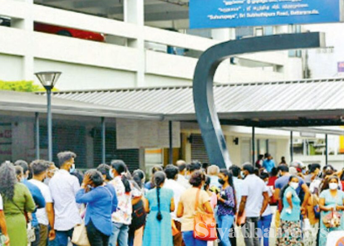 ආගමන හා විගමන දෙපාර්තමේන්තුව ඉදිරිපිට උණුසුම් තත්වයක් (VIDEO)