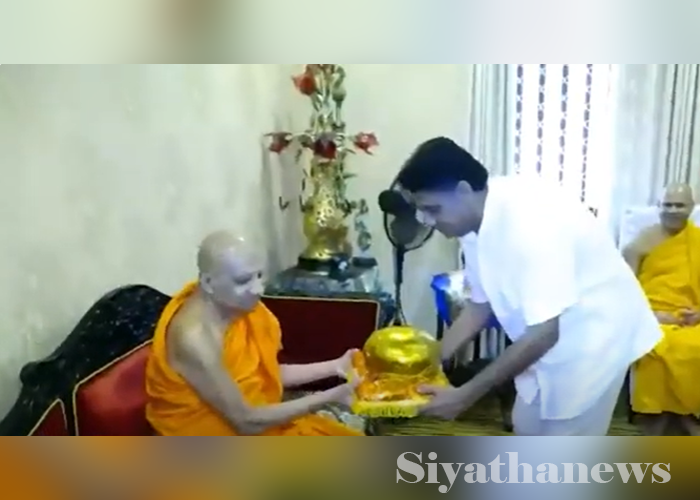 සජිත් මල්වතු අස්ගිරි මහනාහිමිවරුන් බැහැදැක ආශිර්වාද ලබාගනී (VIDEO)