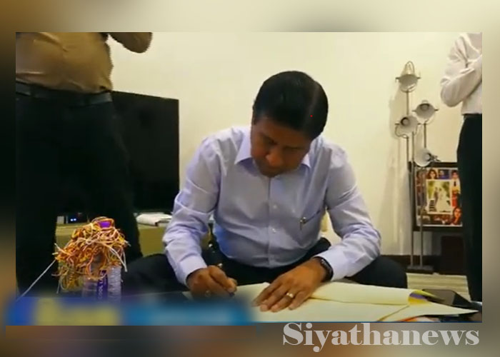 ජනාධිපති ධුර අපේක්ෂක විජයදාස රාජපක්ෂ නාමයෝජනා සඳහා අත්සන් තබයි