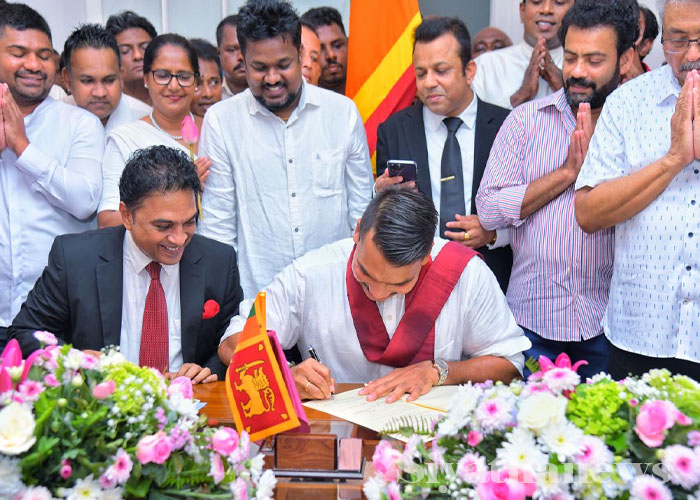 නාමල් රාජපක්ෂ නාමයෝජනා පත්‍රයට අත්සන් තබයි