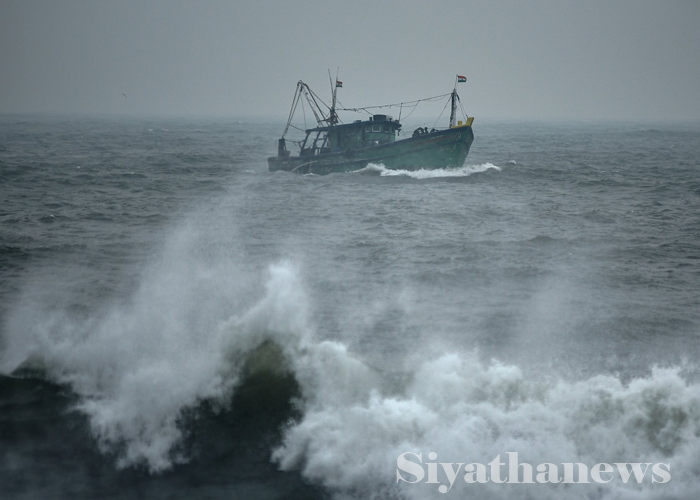 ධීවර යාත්‍රා අනතුරකින් ධීවරයින් තිදෙනෙකු අතුරුදන්