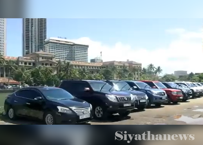 ගලුමුවදොරට ආ රජයේ වාහන (VIDEO)