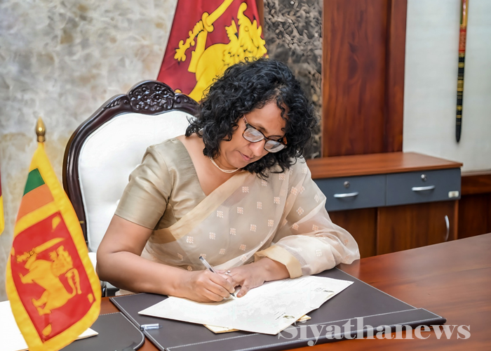 හරිනි අගමැති ධුරයේ වැඩ අරඹයි